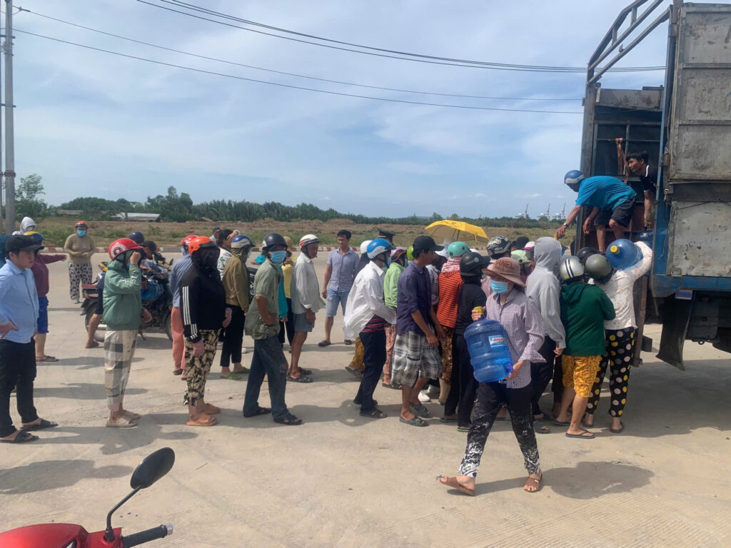 Chuyến xe chở nước trong suốt ngày thực hiện. Có phát loa thông báo để bà con nhận nước đầy đủ. 