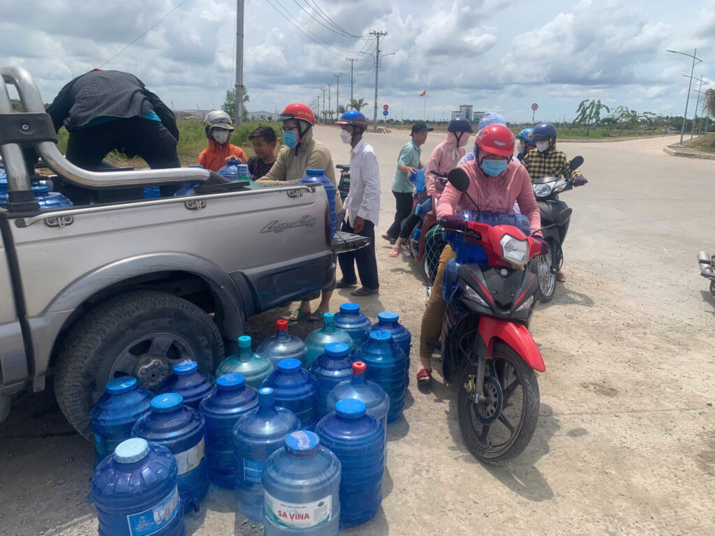 Xe được điều động chở nhiều xe nhất có thể để cung cấp đủ cho bà con.