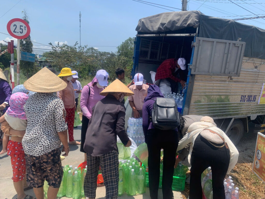 Xe nước cung cấp nước sạch cho bà con.